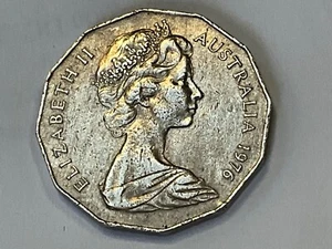 AUSTRALIAN 1976 QUEEN ELIZABETH 11 - UNCIRCULATED 50 NEW PENCE COIN - Picture 1 of 19