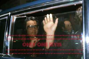 1974 Elvis Presley lächelt in seinem LIMO Candid Photo Joe Esposito links - Bild 1 von 1