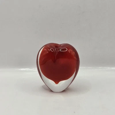 Mini jarrón pisapapeles vintage de vidrio artístico rojo y transparente con estuche en forma de corazón 3" H Foto 1 de 4