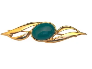 Vintage Monet Goldtone Metal Green Cabochon Flourish Bar Brooch Pin Signed - Picture 1 of 3