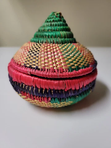 Vintage Woven Tight Sturdy Coiled Round Basket Pointed Lid 4"x 4" Multicolor Cover