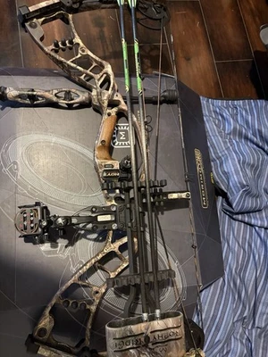 Hoyt Nitrum 30 Right Handed Compound Bow  - Image 1 of 4