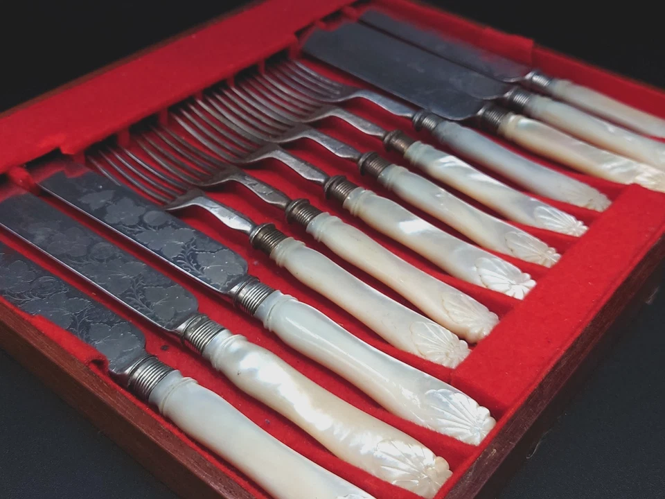 Antikes Besteck-Set, mit Perlmuttgriff, 12-teilig - Bild 1 von 4