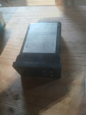 Montaje en panel controlador Red Lion Controls TCU Temperature TCU00000 1792 115/230V Foto 1 de 4