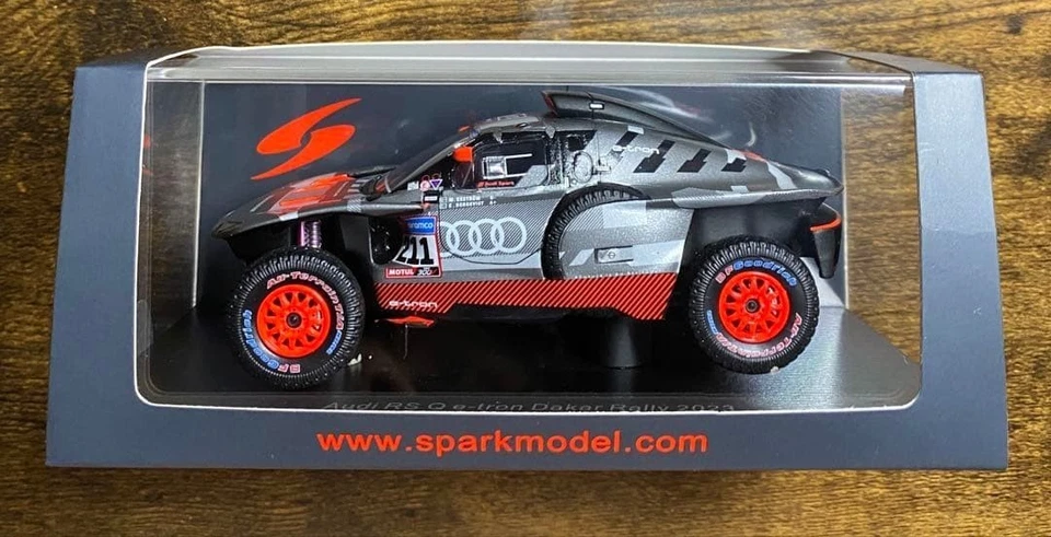 Modello in miniatura Spark 1/43 Audi RS Q e-tron Dakar auto da rally grigio... - Immagine 1 di 1