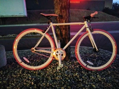 Bicicleta Urban Fixie de una sola velocidad con neumáticos reflectantes rosas Foto 1 de 4