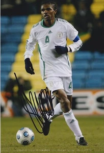 Autógrafo de fútbol americano con foto firmada a mano en canoa de Nigeria 12x8 de Nwankwo - Imagen 1 de 1