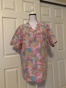 Women’s Top Scrub Large V-Neck Front Pockets Birds And Flowers Spring Pink - Picture 1 of 3