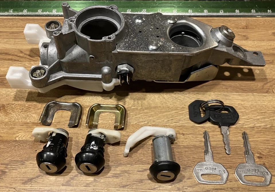 83-93 SAAB 900 Classic 5-Spd Shift Housing Ignition Door Trunk Locks GENUINE KEY - Image 1 of 4