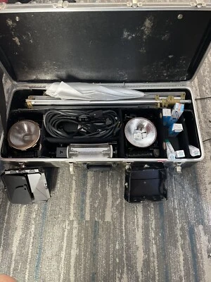 Lowel 3 Light Kit 2 Omni 1 Tota with Hard Case Stands Umbrellas Cords Tested - Image 1 of 4