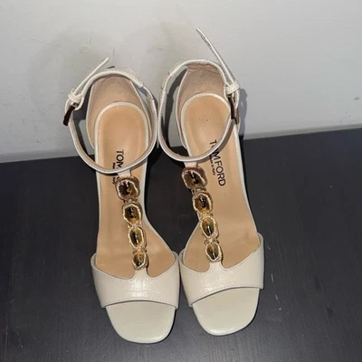 Tacones blancos Tom Ford con eslabones de cadena Foto 1 de 4