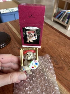 Hallmark Keepsake Ornamento "Beary Gifted" Oso con Caballete de Pintura • 1993 - Imagen 1 de 3