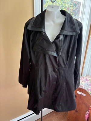 Abrigo corto de satén Miss Lili de colección negro talla L ribete de cuero sintético Foto 1 de 4