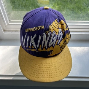 Cappello Minnesota Vikings SnapBack NFL Squared Up 9FIFTY New Era GIOVENTÙ Viola Giallo - Foto 1 di 5