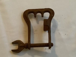 Antiker Gusseisen Pferdepflug Gabelkopf rostig primitiv Scheunenfund mit Schraubenschlüssel Stift - Bild 1 von 5