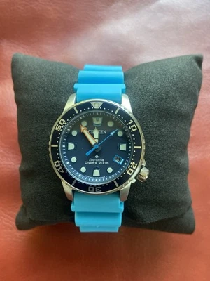 Citizen Eco-Drive alimentado de forma sostenible por cualquier fuente de luz. Resistente al H2O 660 pies Foto 1 de 3