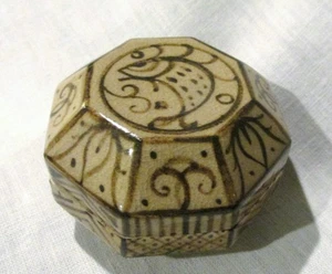 Scatola ceramica ottagonale finitura smalto screpolato disegno pesce - Foto 1 di 6