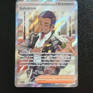 Salvatore - 202/162 - Carta Allenatore Pokemon Forze Temporali Full Art NM - Foto 1 di 6