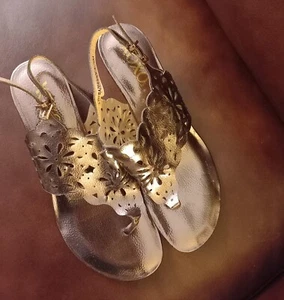 XOXO Womens Gold Floral Pattern Wedge Heel Thong Sandals with Buckle Size 8.5 M - Picture 1 of 6