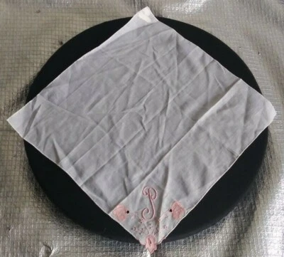 PAÑUELO ROSA BORDADO P MONOGRAMA. FRANSHAW EXCLUSIVO HECHO A MANO EN MADEIRA Foto 1 de 4