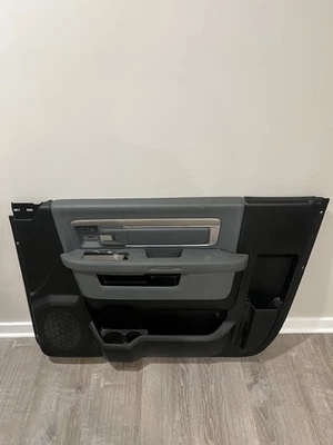 Panel de puerta interior paso derecho Ram 1500-3500 13-20 cabina estándar regular gris Foto 1 de 4