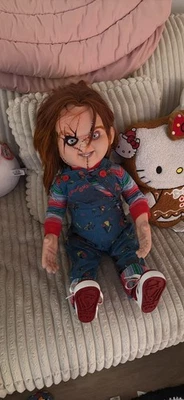 Muñeca réplica Semilla de Chucky Trick or Treat Studios Chucky escala 1:1 tamaño real Foto 1 de 4