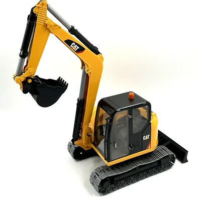 2014 Bruder 2337/01 CAT Caterpillar Excavator Construction Vehicle Plastic 1:16 - Image 1 of 4