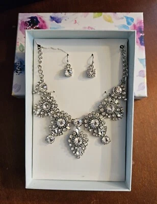 Conjunto de bisutería de diamantes de imitación collar pendientes perforados K&M accesorios Foto 1 de 4