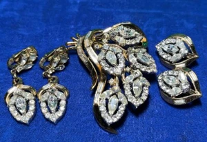 Vintage 1953 Trifari klare Strass Brosche 4 Blumen Pat Anhänger & 2 Pr Ohrringe - Bild 1 von 18