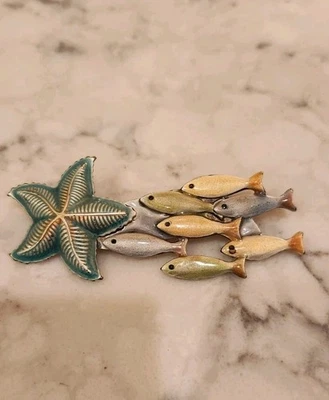 Broche/alfiler figurativo esmalte Kenneth Cole de colección escuela de peces y estrellas de mar  Foto 1 de 4