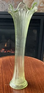Jarrón oscilante acanalado vidrio verde claro elástico 12,5” mcm hermoso mediados de siglo - Imagen 1 de 4