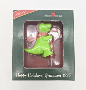 Happy Holidays Enkel 1995 American Greetings Dinosaurier auf Zuckerstange Ornament - Bild 1 von 2