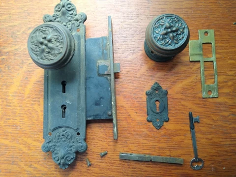 Antique Fancy Door Set Doorknobs, Doorplates, Lock & Key Sargent "Truro" c1905 Cover