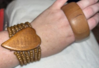 "Lote de 2 pulseras de madera #1 brazalete 2,75"" y #2 elástico con cuentas con corazón 3""" Foto 1 de 4