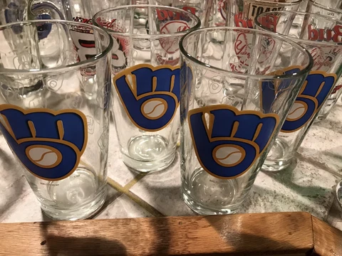 Milwaukee Brewers Pint Glasses (4) Logo with baseball glove prints. Lot of 4 Cover
