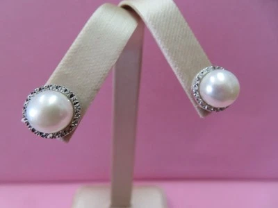 Aretes Honora de plata de ley 925 con marco de corte de diamante de 9,43 mm de perlas blancas Foto 1 de 4