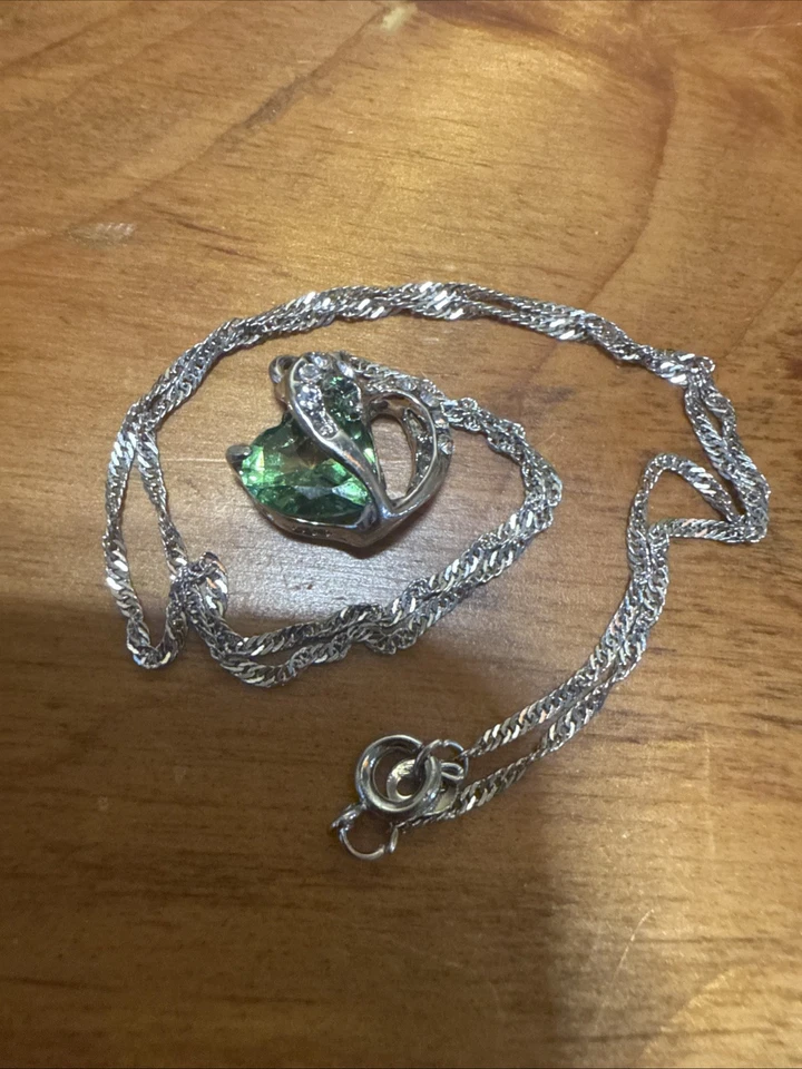 Colar de prata esterlina duplo em forma de coração com gema verde e strass 16"" - Imagem 1 de 4
