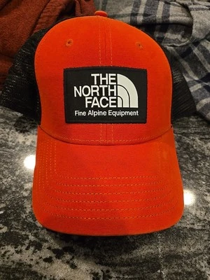 The North Face Fine Alpine Equipment Mudder Trucker rojo y negro *pequeño defecto  Foto 1 de 4