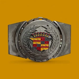 Hebilla/encendedor vintage de metal y esmalte Cadillac de los años 70 - Imagen 1 de 4