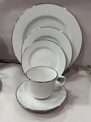 Louça Royal Dalton branca com faixa de prata e copos de cristal Waterford - Imagem 1 de 4