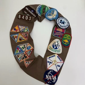 Vintage MÄDCHEN PFADFINDER USA SCHÄRPE MIT PATCHES & ABZEICHEN - Bild 1 von 8