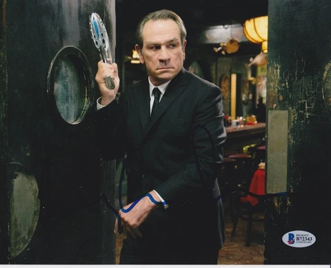 TOMMY LEE JONES SIGNED 8X10 PHOTO MEN IN BLACK BECKETT BAS AUTOGRAPH AUTO A Cover