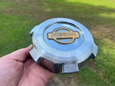 TAPA CENTRAL RUEDA NISSAN PATHFINDER OEM ACABADO CROMADO 40315 0W410 1996-1999 DORADO Foto 1 de 3