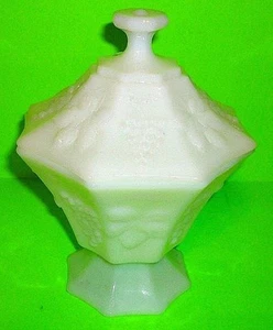 Vintage weiß Milchglas Traubenblatt Süßigkeiten Münzschale Vase Standfuß mit Deckel - Bild 1 von 12