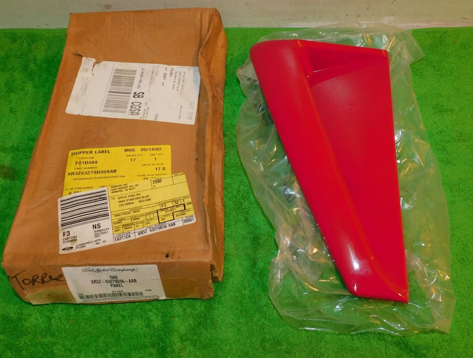 1999-04 Ford Mustang Coupe Conversível NOS RH QUARTO PAINEL LATERAL COLHER Tocha Vermelha - Imagem 1 de 4