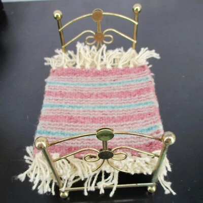 Casa de bonecas vintage miniatura 1:12 latão cama de casal estrutura metal 6,5" x 4" com tapetes - Imagem 1 de 4