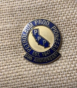 50 Aniversario Petroleum Prod Pioneers Est. 1947 tapa solapa industria petrolera pin - Imagen 1 de 3
