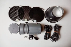 Comet Twinkle 02 Monoblock Stroboskop mit Reflektor & Zubehör gebraucht - Bild 1 von 7