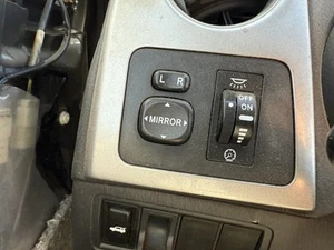 Espejo retrovisor de puerta e interruptor de nivelación de faros Toyota Matrix XR 2004 hatchback OEM - Imagen 1 de 2
