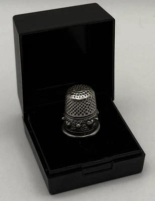 Dedal italiano de plata que representa la decoración del corazón en caja Foto 1 de 4